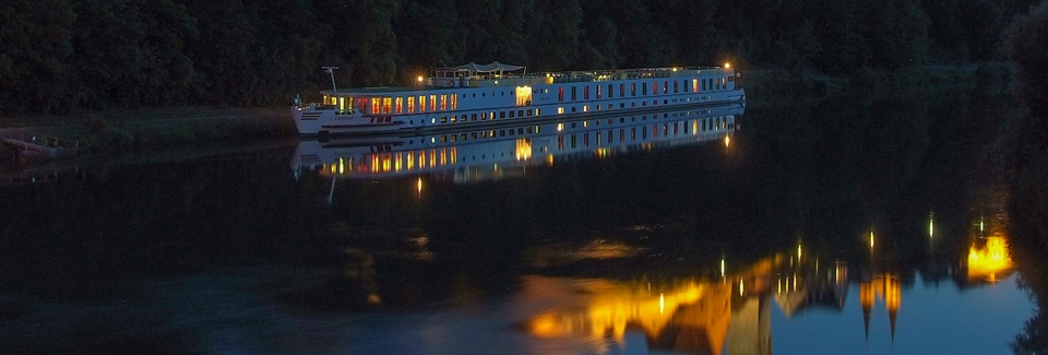 Stadtsilhouette-Bad-Wimpfen-am-Neckar-Hotel-Schiff-bei-Nacht-130711mh